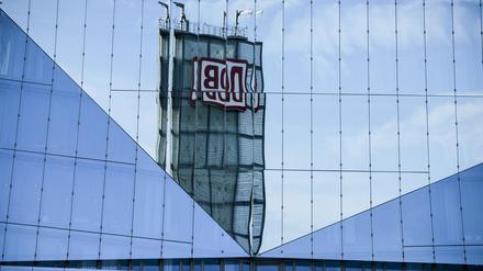 Das Logo der Deutschen Bahn spiegelt sich in der Fassade eines Hotels am Berliner Hauptbahnhof.