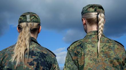 Mehr Pflichten auch für Frauen bei der Landesverteidigung? Dem steht bisher das Grundgesetz entgegen. 