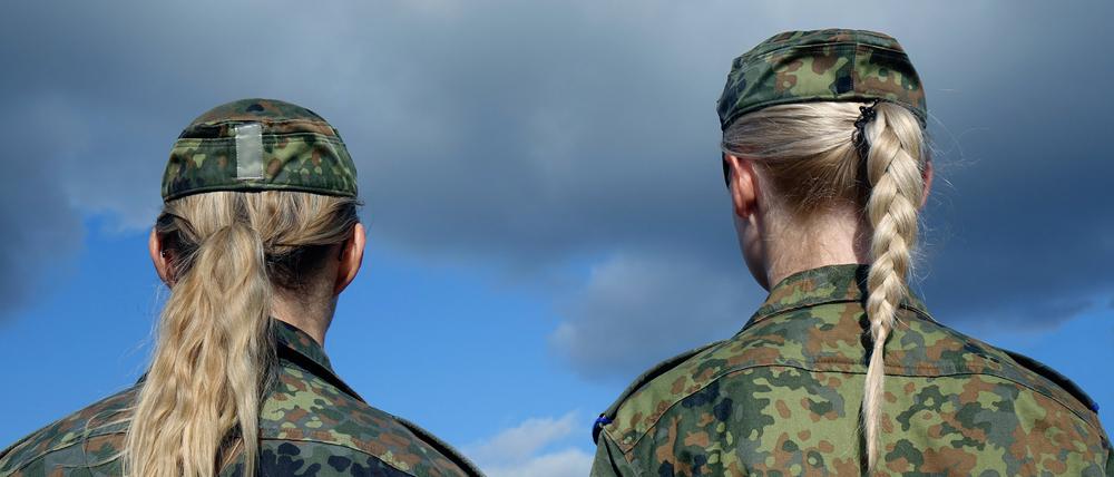 Mehr Pflichten auch für Frauen bei der Landesverteidigung? Dem steht bisher das Grundgesetz entgegen.