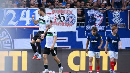 Hannovers Virgil Ghita (l) feiert seinen Ausgleichstreffer.