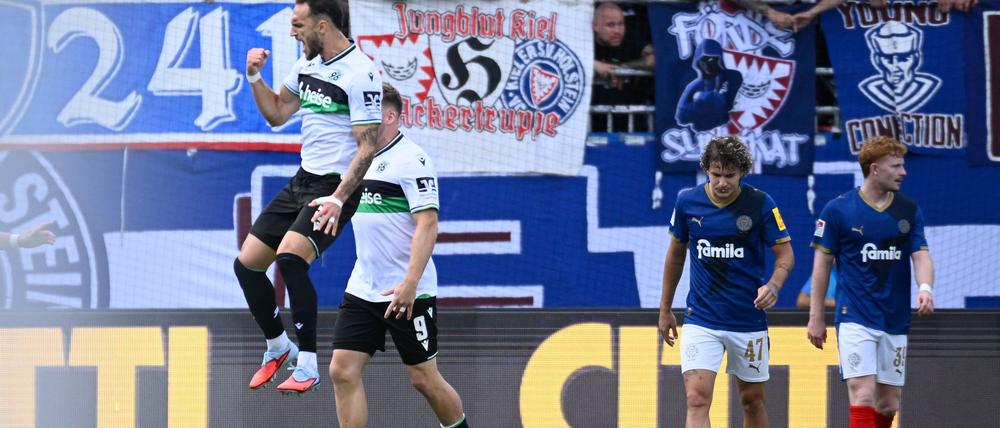 Hannovers Virgil Ghita (l) feiert seinen Ausgleichstreffer.