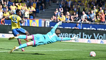 Schoss die Eintracht in Führung: Braunschweigs Christian Conteh (l).