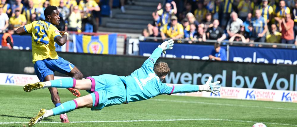 Schoss die Eintracht in Führung: Braunschweigs Christian Conteh (l).