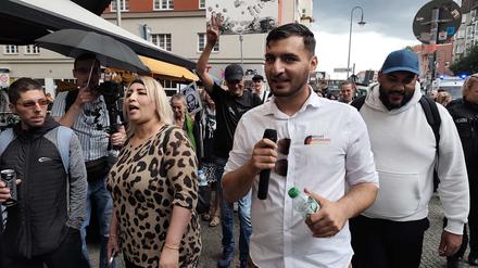 Ex-AfD-Politiker Ferhat Sentürk (Mitte, mit Mikrofon) bei seiner Demo in Berlin-Neukölln.