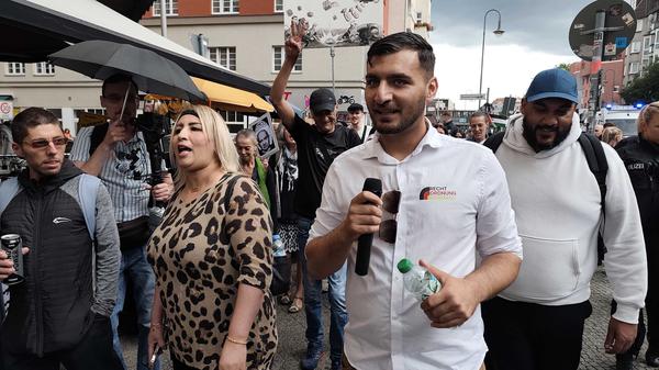 Ex-AfD-Politiker Ferhat Sentürk (Mitte, mit Mikrofon) bei seiner Demo in Berlin-Neukölln.