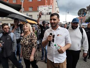 Ex-AfD-Politiker Ferhat Sentürk (Mitte, mit Mikrofon) bei seiner Demo in Berlin-Neukölln.