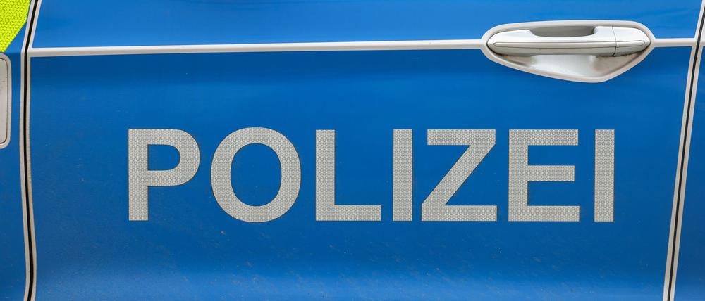 Ein Polizist soll einer Frau mit der Faust ins Gesicht geschlagen haben (Symbolfoto).