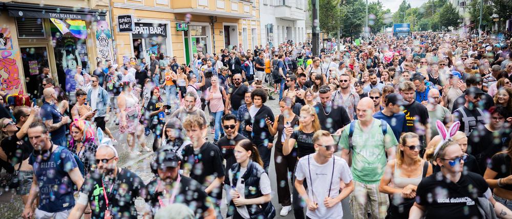 Tausende Teilnehmer ziehen beim „Zug der Liebe“ durch Berlin. 