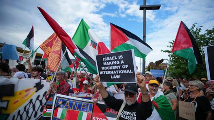 Ein Polizeisprecher vor Ort sprach in einer ersten Schätzung von rund 3000 Menschen.