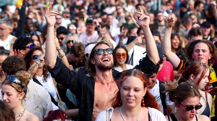 Teilnehmer der Technoparade „Zug der Liebe“ feiern unter dem Motto „Bässe verbinden“.