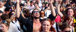 Teilnehmer der Technoparade „Zug der Liebe“ feiern unter dem Motto „Bässe verbinden“.