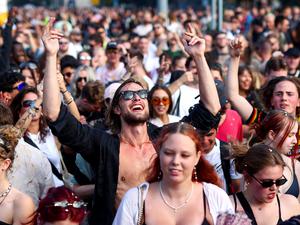 Teilnehmer der Technoparade „Zug der Liebe“ feiern unter dem Motto „Bässe verbinden“.