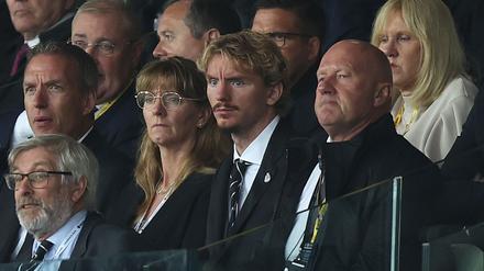 Nick Woltemade (M) verfolgt gebannt das Spiel seines neuen Teams.