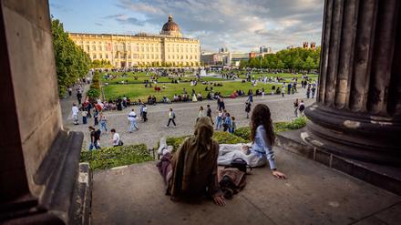 Besucher genießen die Lange Nacht der Museen vor dem Humboldt-Forum im Lustgarten. 