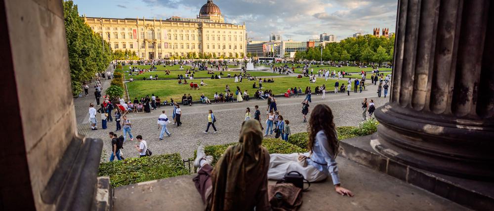 Besucher genießen die Lange Nacht der Museen vor dem Humboldt-Forum im Lustgarten.