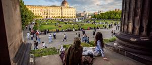 Besucher genießen die Lange Nacht der Museen vor dem Humboldt-Forum im Lustgarten. 