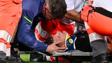 Robin Fellhauer (FC Augsburg) verletzte sich am Ende des Spiel gegen Bayern am Kopf