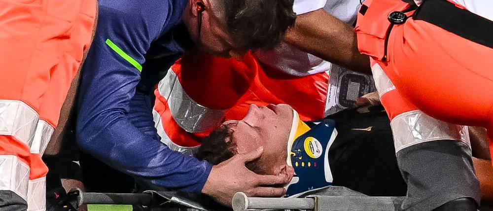 Robin Fellhauer (FC Augsburg) verletzte sich am Ende des Spiel gegen Bayern am Kopf