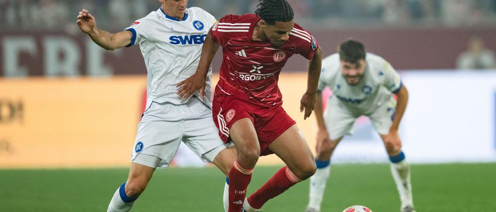 Fortunas Kenneth Schmidt und Marvin Wanitzek (l) im Zweikampf