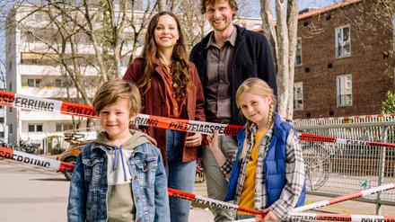 Singlemann mit Tochter trifft Alleinerziehende mit Sohn: Philipp (Ulrich Friedrich Brandhoff, r.) mit Tochter Miriam (Mia Grace Herold, r. unten) und Frederike (Mina Tander, li.) mit Sohn Fritz (William Vonnemann, li. unten).