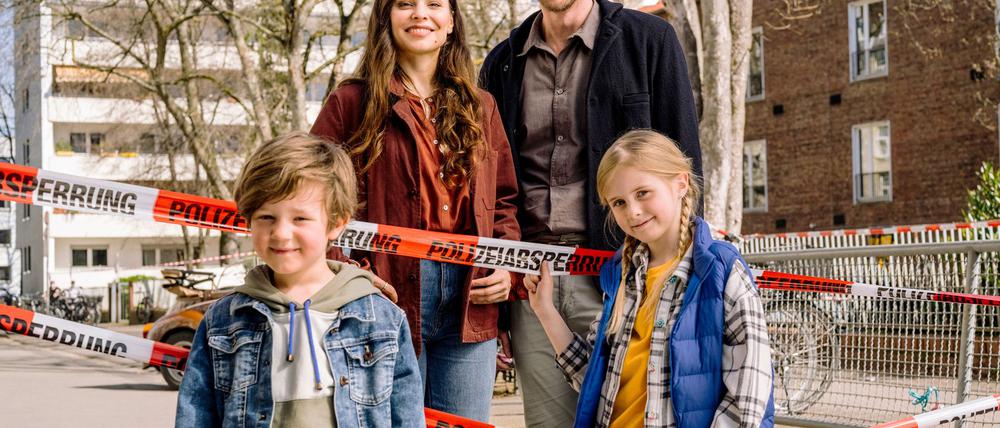 Singlemann mit Tochter trifft Alleinerziehende mit Sohn: Philipp (Ulrich Friedrich Brandhoff, r.) mit Tochter Miriam (Mia Grace Herold, r. unten) und Frederike (Mina Tander, li.) mit Sohn Fritz (William Vonnemann, li. unten).
