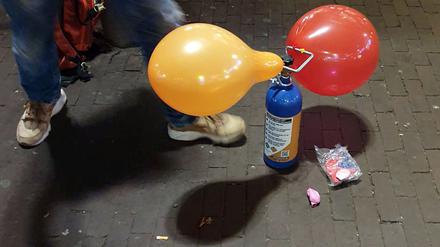 Lachgas aus Luftballons einzuatmen, ist kein harmloser Party-Spaß. Die gesundheitlichen Folgen können gravierend sein. (Archivbild) 