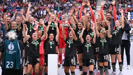 Hoch damit: Lena Oberdorf darf als Erste den Supercup präsentieren.