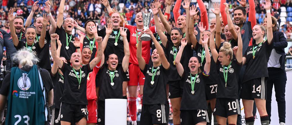 Hoch damit: Lena Oberdorf darf als Erste den Supercup präsentieren.