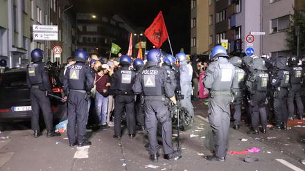 Polizisten stehen in Köln Teilnehmern der Demonstration gegenüber.