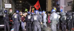 Polizisten stehen in Köln Teilnehmern der Demonstration gegenüber.