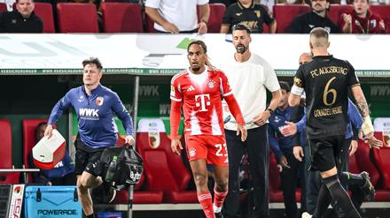 Bayern-Profi Sacha Boey (M.) sah für sein Foul an Augsburgs Robin Fellhauer Gelb.