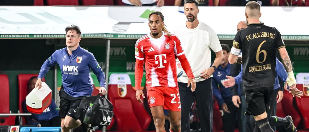 Bayern-Profi Sacha Boey (M.) sah für sein Foul an Augsburgs Robin Fellhauer Gelb.