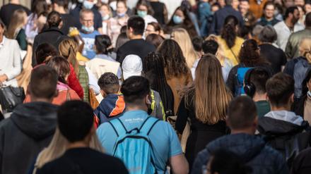 Viele Menschen gehen dicht an dicht, ohne Abstand zueinander, am Nachmittag über die Einkaufsmeile Zeil in Frankfurt am Main.