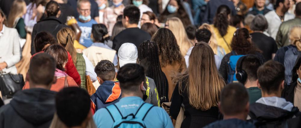 Viele Menschen gehen dicht an dicht, ohne Abstand zueinander, am Nachmittag über die Einkaufsmeile Zeil.