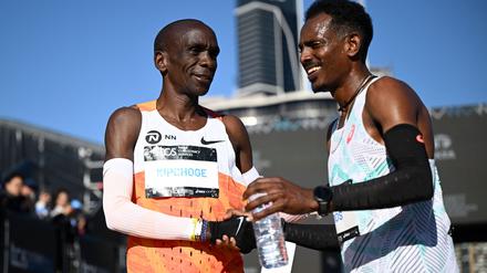 Marathon-Star Eliud Kipchoge (l) war in Sydney ohne Chance gegen Sieger Hailemaryam Kiros.