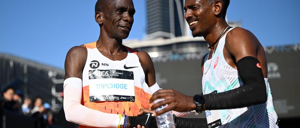 Marathon-Star Eliud Kipchoge (l) war in Sydney ohne Chance gegen Sieger Hailemaryam Kiros.