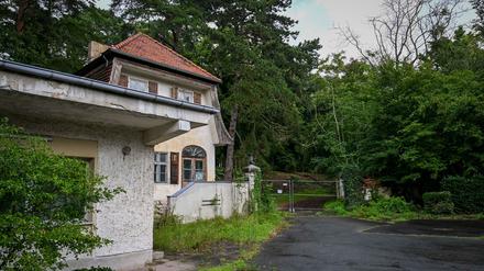 Das Anwesen mit angrenzendem Wirtschaftshof in Neu Fahrland im Heinrich-Heine-Weg soll zwangsversteigert werden.