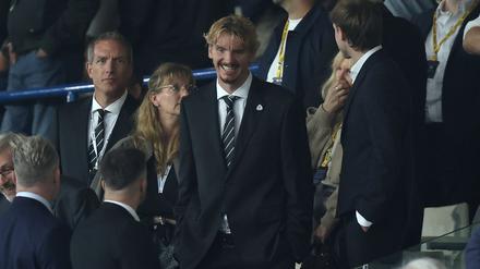 In Anzug und Krawatte: Nick Woltemade bei seinem ersten öffentlichen Auftritt für Newcastle United.