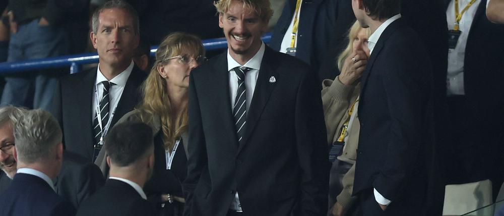 In Anzug und Krawatte: Nick Woltemade bei seinem ersten öffentlichen Auftritt für Newcastle United.