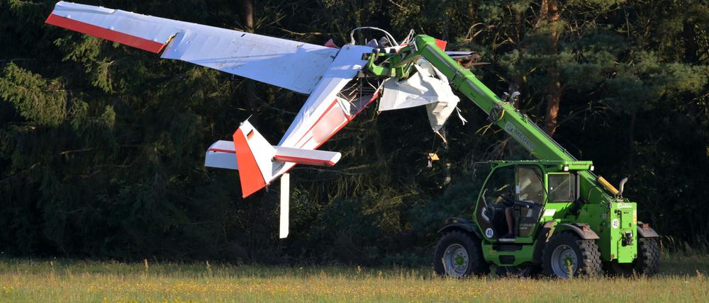 Zwei Männer sind am Samstag bei einem Flugzeugabsturz gestorben.