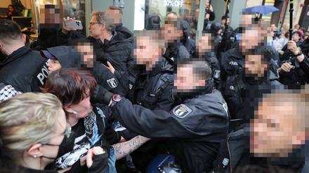 Eine Auseinandersetzung zwischen der Berliner Polizei und propalästinensischen Demonstranten aus Irland beschäftigt auch die Politik.