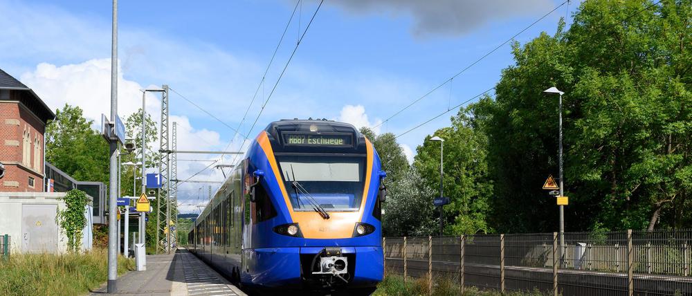 Noch immer ist unklar, warum eine 16-Jährige in Friedland am Bahnsteig starb. Der Bahnhof steht seither im Fokus der Ermittlungen.