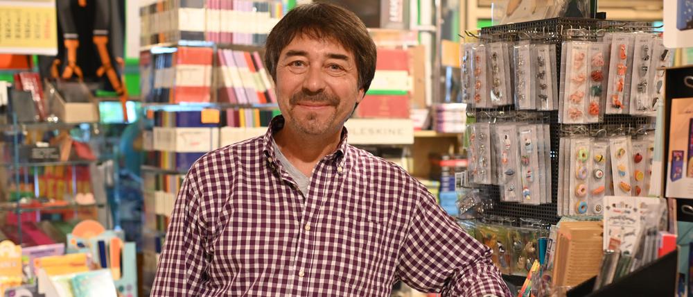 Guido Kensbock ist Besitzer des Schreibwarenladens „Papierwelt am Südstern“.