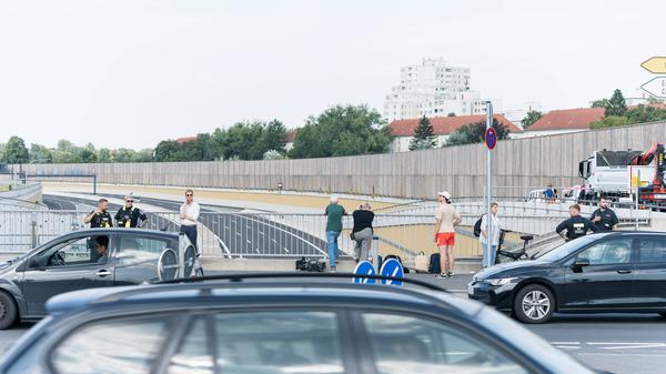Das neue Teilstück der A100 zwischen Neukölln und Treptow ist eröffnet und wird prompt zur Staustelle.