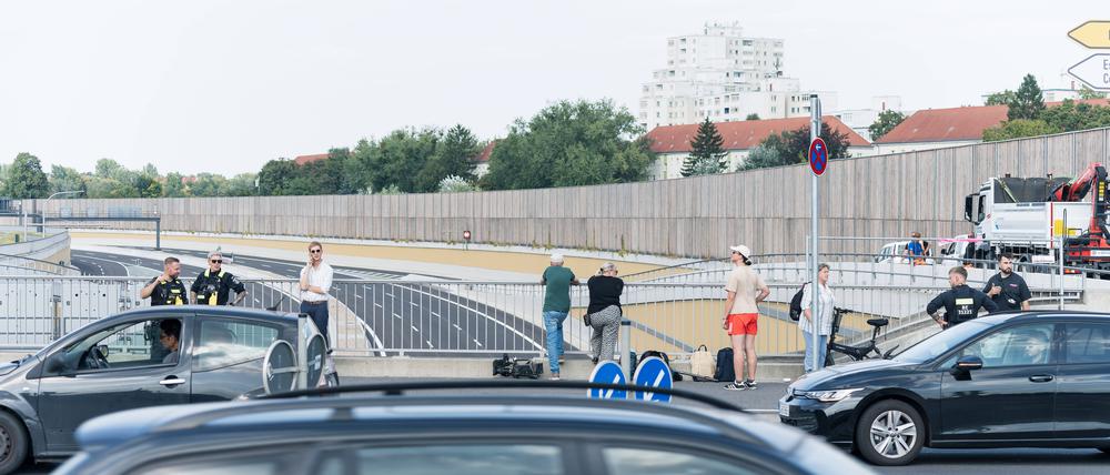 Das neue Teilstück der A100 zwischen Neukölln und Treptow ist eröffnet und wird prompt zur Staustelle.