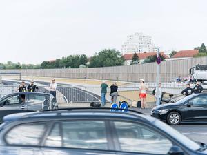 Das neue Teilstück der A100 zwischen Neukölln und Treptow ist eröffnet und wird prompt zur Staustelle.