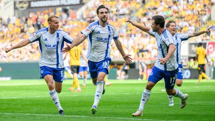 Schalkes Kenan Karaman (2. v.l.) jubelt nach seinem verwandelten Elfmeter. 