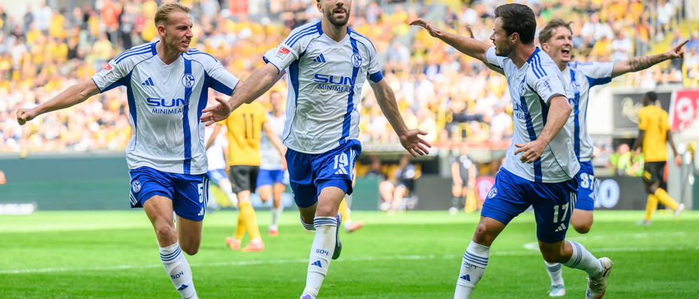 Schalkes Kenan Karaman (2. v.l.) jubelt nach seinem verwandelten Elfmeter.