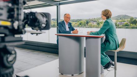 Vor sauerländischer Seekulisse hat die ZDF-Journalistin Diana Zimmermann den Bundeskanzler befragt.