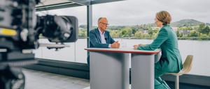 Vor sauerländischer Seekulisse hat die ZDF-Journalistin Diana Zimmermann den Bundeskanzler befragt.
